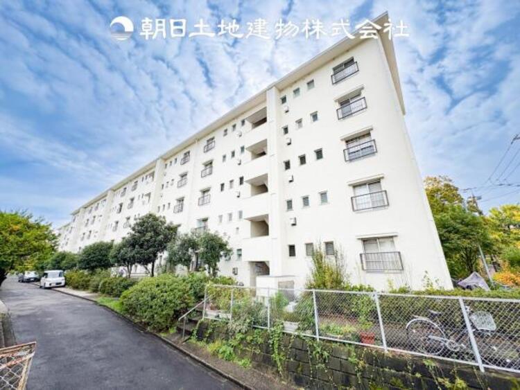 外観 時間のゆとりと空間、暖かな陽光がもたらす光と風を独占してください。