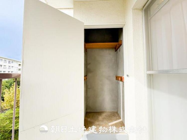 収納 バルコニーにトランクルームが設置されており荷物を収納できます。