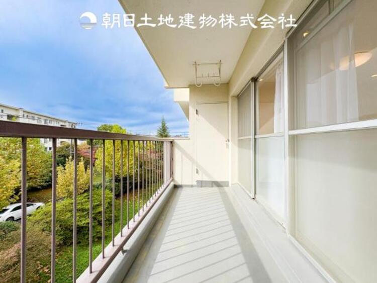 バルコニー 太陽に愛された家。陽当り・通風に優れた魅力的で快適さを追求した住宅です。