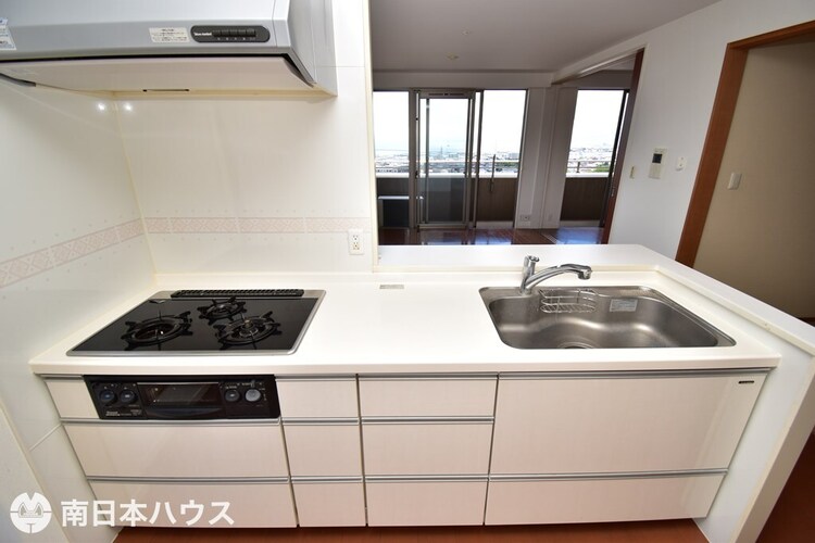 キッチン 【キッチン】対面式のシステムキッチンです！※令和6年　賃貸前の室内写真です