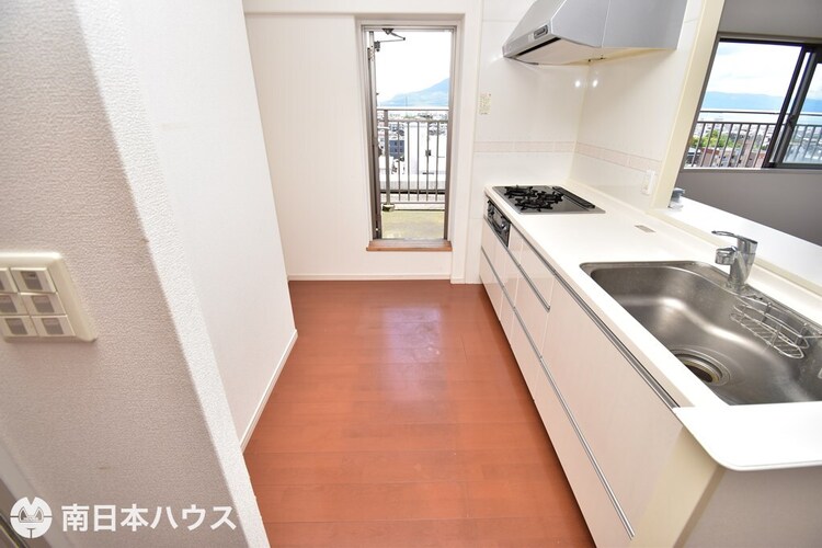 キッチン 【キッチン】勝手口付きのキッチンです！※令和6年　賃貸前の室内写真です