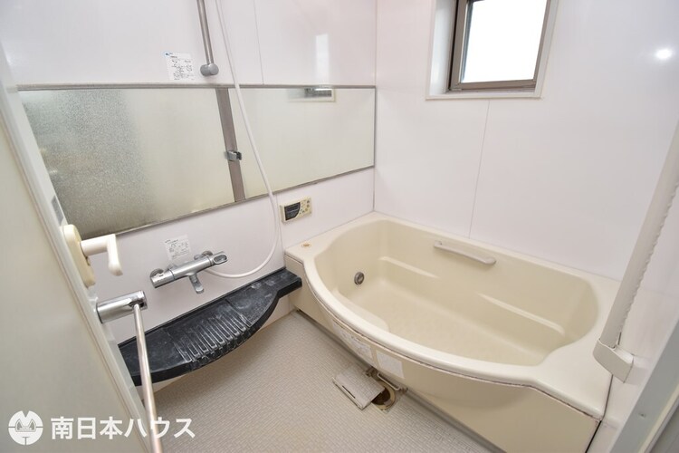 風呂 【浴室】小窓付きの浴室です！※令和6年　賃貸前の室内写真です