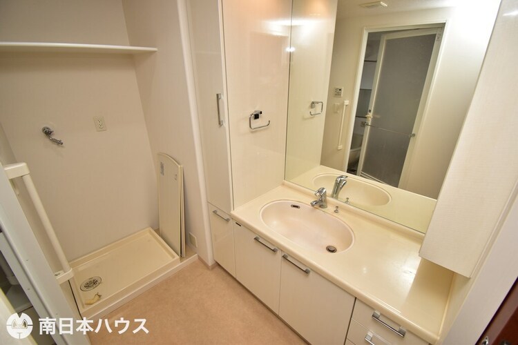 その他 【洗面台】幅広の洗面台でキャビネット収納があります♪※令和6年　賃貸前の室内写真です