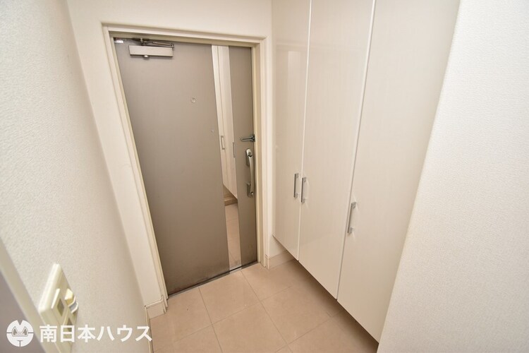 玄関 【玄関】大容量のシューズボックス付きの玄関です！※令和6年　賃貸前の室内写真です
