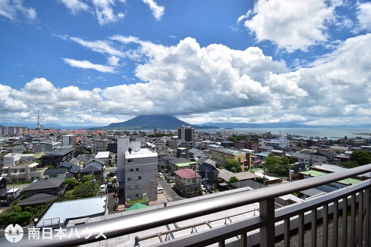 周辺 【眺望】北東向きのバルコニーからの眺望です！周辺に高い建物が無いため桜島・錦江湾一望できます♪