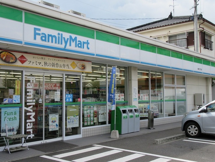 周辺 【ファミリーマート紫原三丁目店】は、鹿児島市紫原3丁目33-8に位置する紫原三丁目交差点近くのコンビニエンスストアです。駐車場有、店内には鹿児島銀行のATMがあります。 徒歩 約7分（約500m）