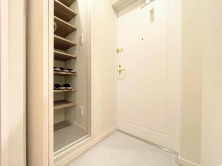 その他 ●〇お客様を迎える玄関は落ち着いた雰囲気。帰る度に洗練されたテイストの空間に迎えられ誇りと喜びを感じる玄関まわりです。そんな安らぎに満ちた生活空間を予感させる生活イメージが湧き出てきそうな物件です〇●