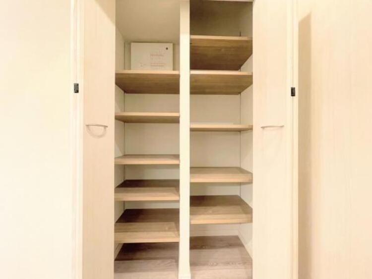 その他 【収納】有ると嬉しい廊下収納。掃除グッズや買い貯めた食料品の備蓄など様々な用途でご利用いただけます。