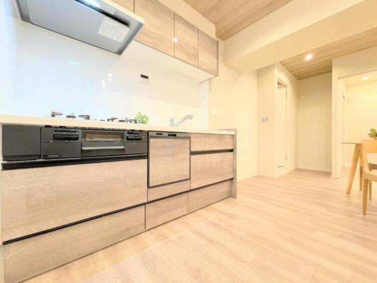 キッチン ●〇家族で並んでクッキング。皆でわいわい楽しく作るお料理は愛情たっぷりのごちそう。キッチンで過ごす家族時間は大人になっても心に残る素敵なオンリーワンの思い出に。食後の片付けも苦にならない空間です〇●