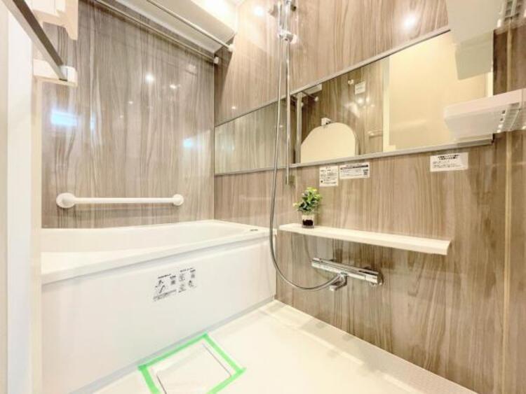 風呂 ●〇ユニットバスはゆったりとくつろげる1坪タイプ。足までしっかりと伸ばせる浴槽は心身ともにしっかりと疲れを癒してくれます。お子様と一緒の入浴でも充分な広さです。バスルームは疲れを癒すくつろぎの場所〇●