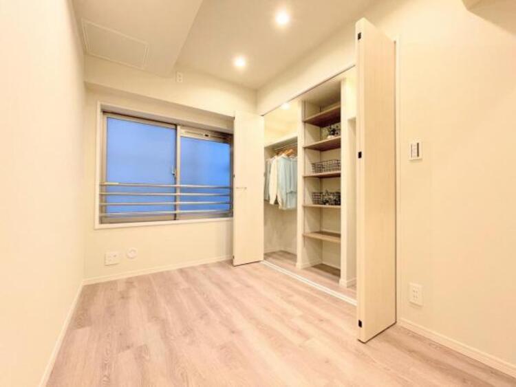 その他 ●〇充分な広さの寝室は、収納スペースもしっかり設けてあります。すっきりと物を片付けることができるので、お部屋の広さを有効活用できます。リビングだけでなく個室の居心地も重要なポイントで陽当たりも良好〇●