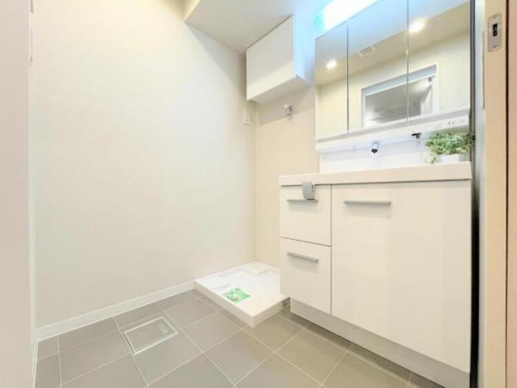 洗面 ●〇平日の朝であっても、落ち着きとくつろぎを感じられる。歯磨き粉が行方不明になるようなごちゃごちゃ感も解消。収納力の高い洗面所です。　コーディネートされた空間で気持ちよく身だしなみを整えられます　〇●