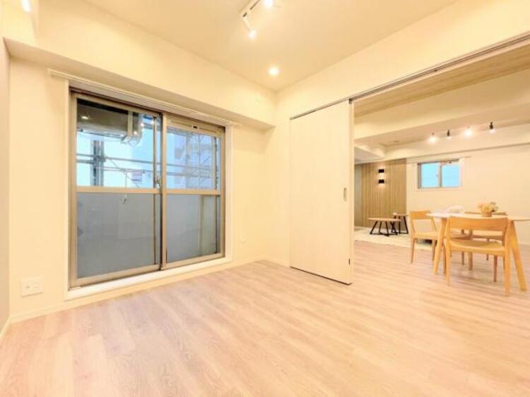 その他 ●〇バルコニーに大きく面した掃出し窓から光が降りそそぐ開放的な居室です。大きな窓からは、太陽の光はもちろん、爽やかな風が部屋一面に吹き抜けます。部屋のこもったニオイもすぐに換気することが出来ます　〇●