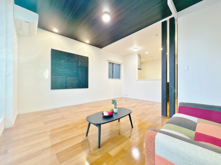 居間 忙しく過ぎゆく日常を置き去るほど、ゆったりした時間が流れるリビング。