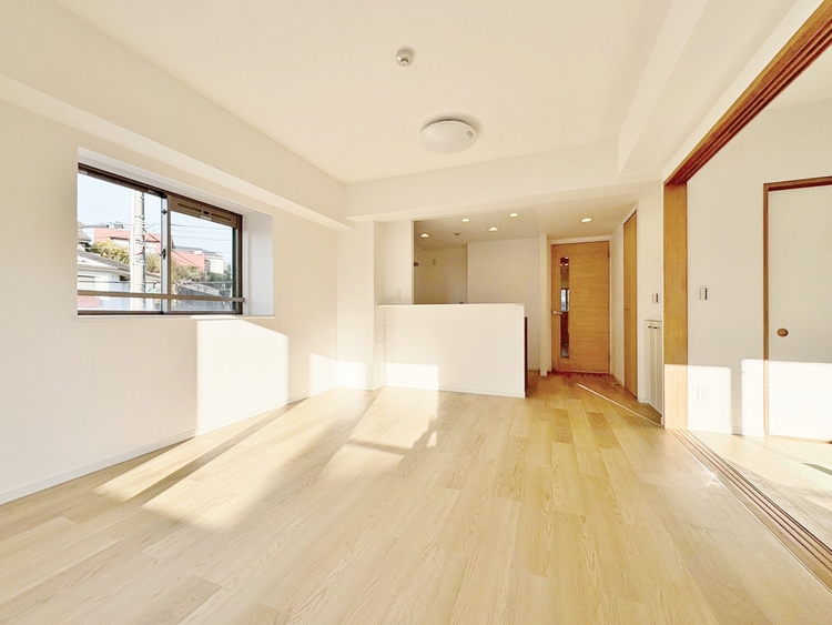 居間 忙しく過ぎゆく日常を置き去るほど、ゆったりした時間が流れるリビング。