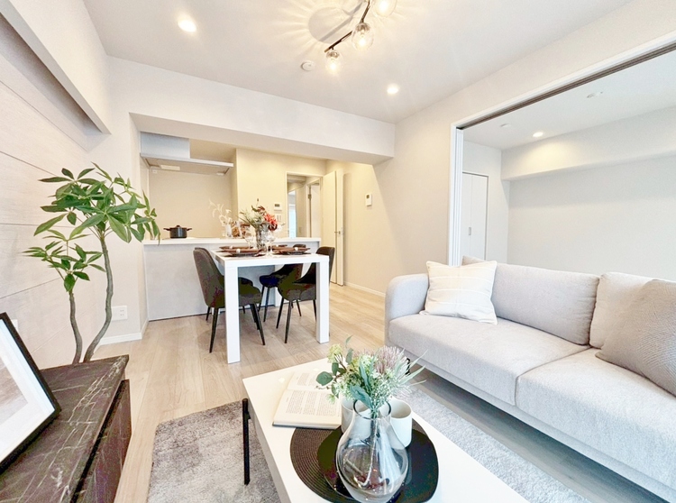 居間 忙しく過ぎゆく日常を置き去るほど、ゆったりした時間が流れるリビング。