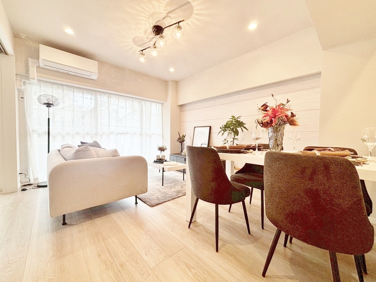 居間 飾り過ぎないシンプルな内装と偏り過ぎないデザインで統一しました。