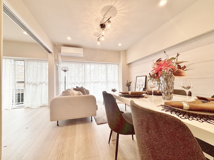 居間 快適に過ごす毎日を求めて、暮らしの中でご自身の「マイホーム」に創り上げてください。