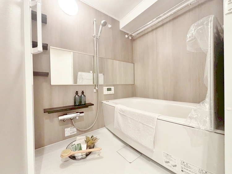 風呂 一日の疲れを癒すバスルームは、心地よいリラックスを叶える清潔感溢れる空間です。