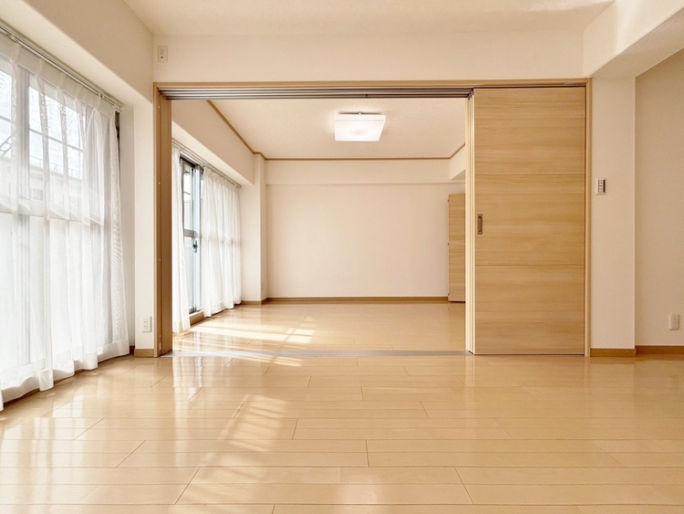 居間 忙しく過ぎゆく日常を置き去るほど、ゆったりした時間が流れるリビング。