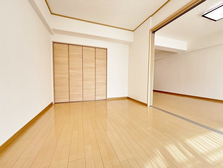 寝室 ベッドも十分に設置するスペースがあります。