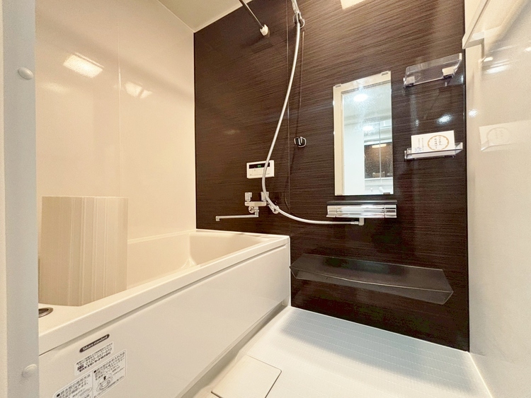 風呂 一日の疲れを癒すバスルームは、心地よいリラックスを叶える清潔感溢れる空間です。