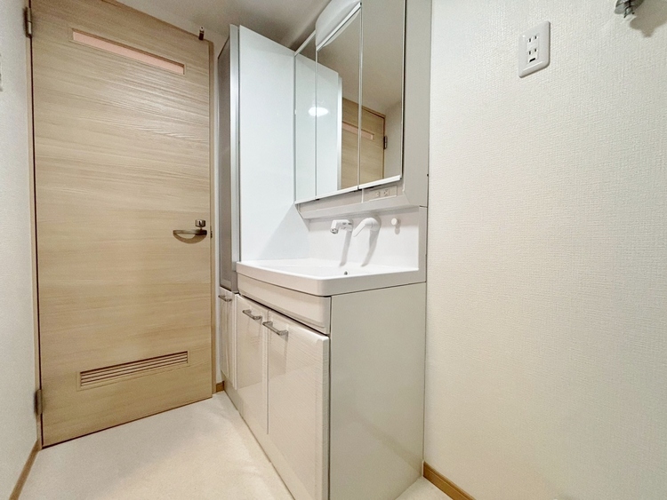 洗面 何かと物が増える場所だからこそ、スッキリと見映えの良い空間に。