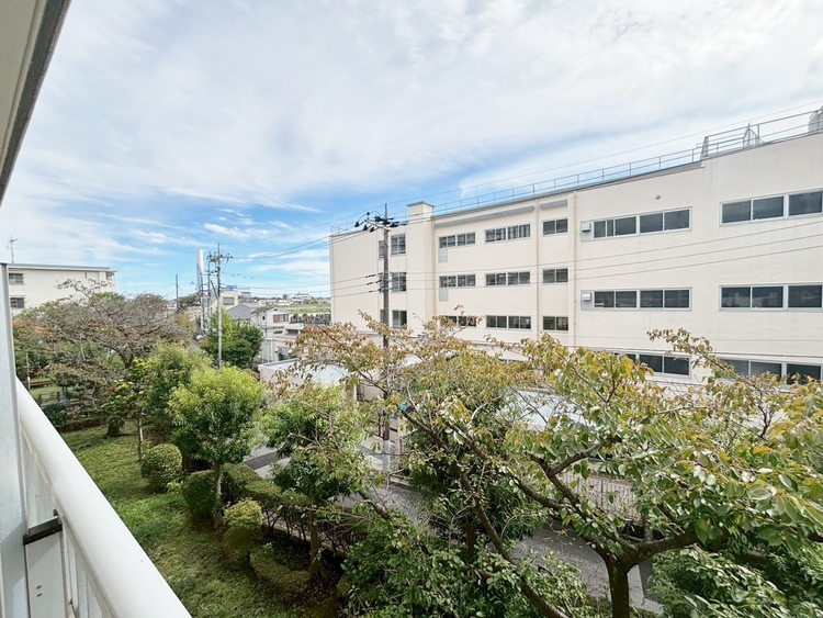 バルコニー 窓を開けると広がる青空。心をリフレッシュして日々を過ごしていきましょう。