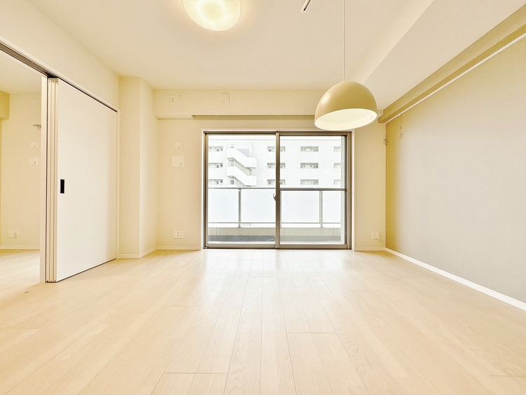 居間 忙しく過ぎゆく日常を置き去るほど、ゆったりした時間が流れるリビング。