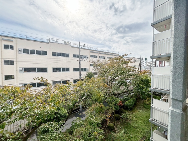 バルコニー 頬をなでる、優しい風を感じることが出来ます。