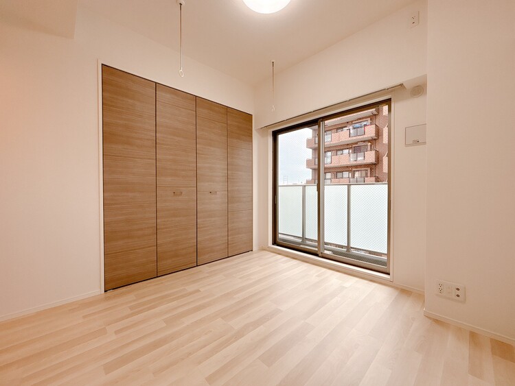 寝室 ベッドも十分に設置するスペースがあります。