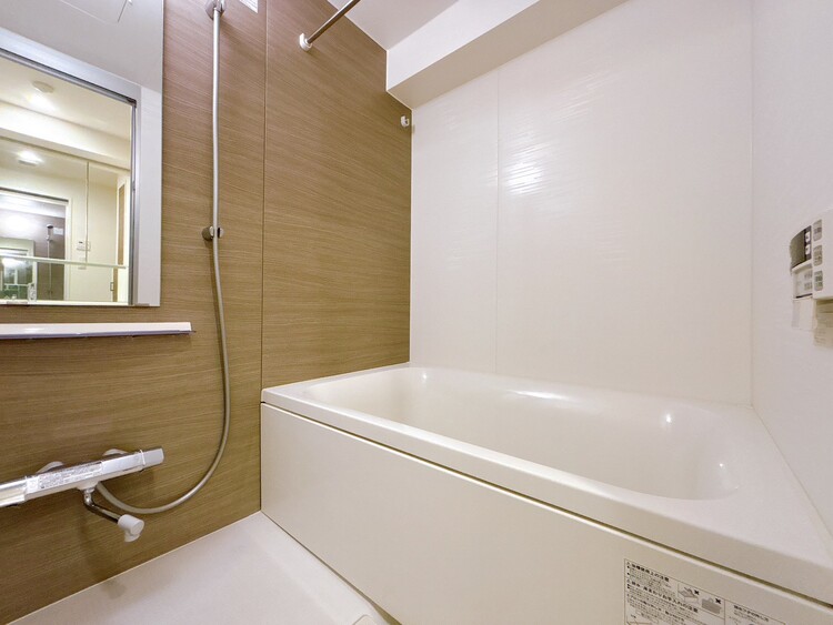 風呂 一日の疲れを癒すバスルームは、心地よいリラックスを叶える清潔感溢れる空間です。