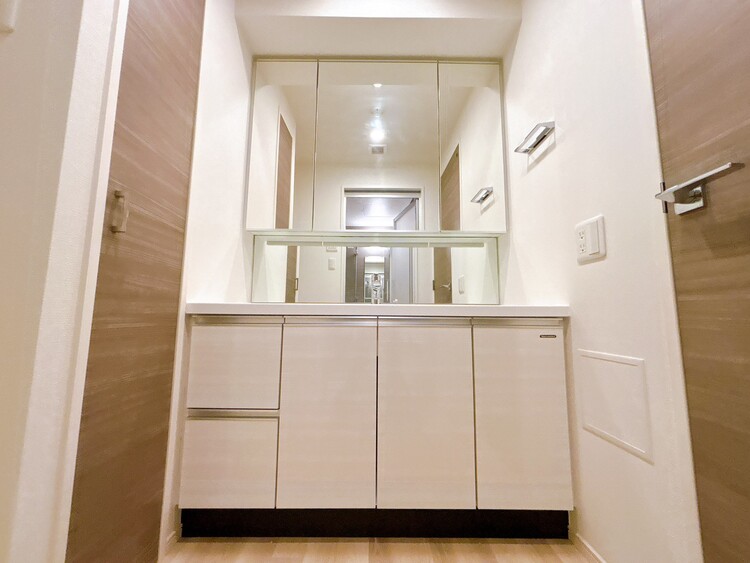 洗面 何かと物が増える場所だからこそ、スッキリと見映えの良い空間に。