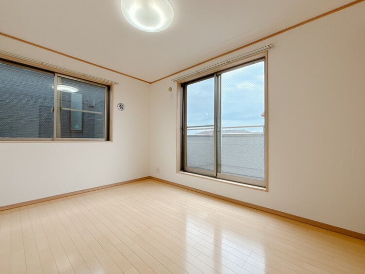 寝室 ベッドも十分に設置するスペースがあります。