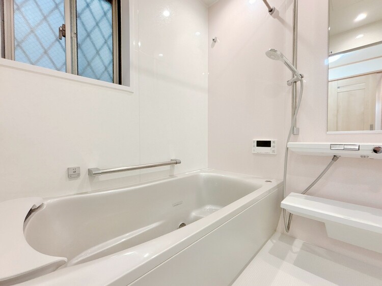 風呂 一日の疲れを癒すバスルームは、心地よいリラックスを叶える清潔感溢れる空間です。