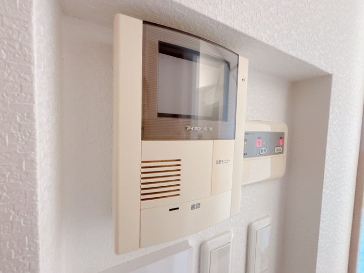 設備 来訪者と通話ができ、モニターで姿が確かめられるインターホンを採用。暮らしの安心感を一層高めます。