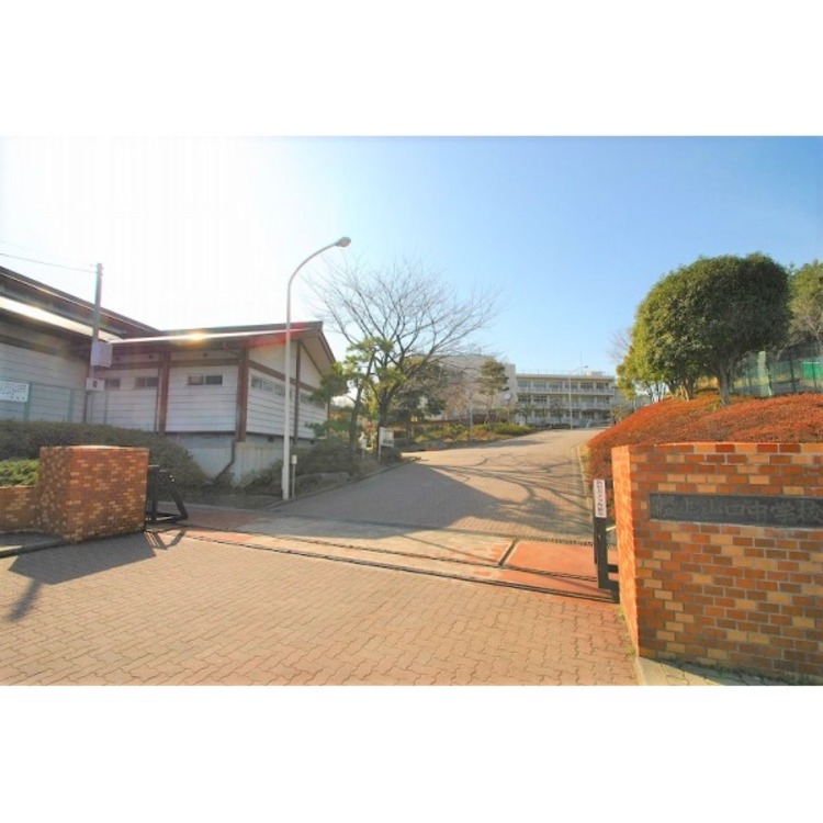 周辺 上山口中学校(約600m)