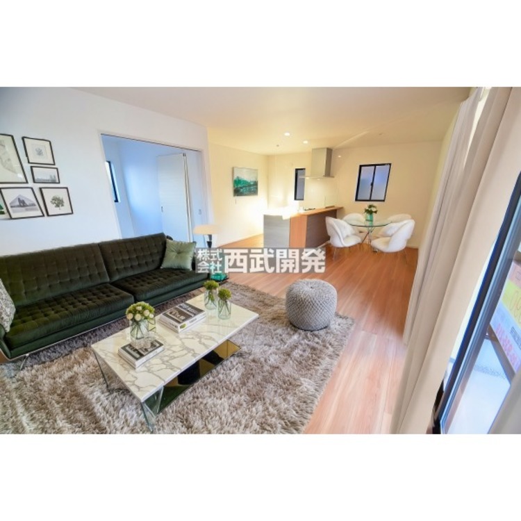 居間 【配置してある家具や小物はCGによるイメージです。】ＬＤＫ１８.５帖