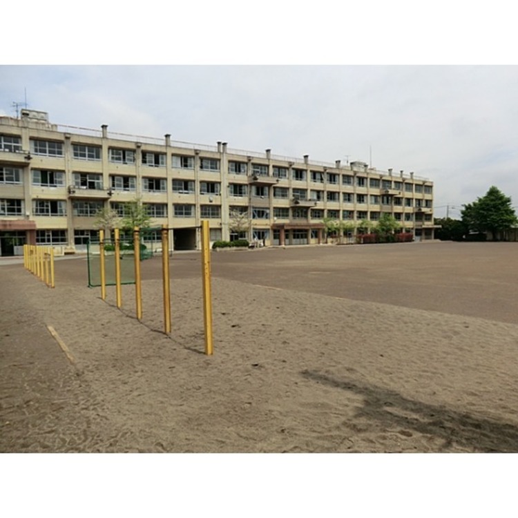 周辺 初雁中学校(約1500m)