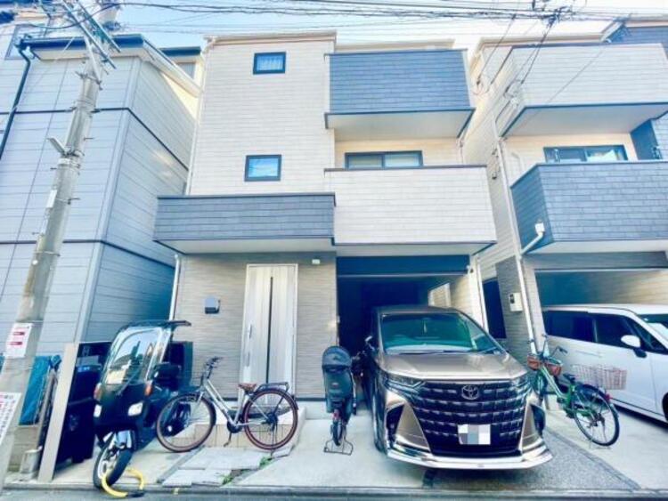 外観 都会的なデザインながらも主張しすぎず、ひっそりと溶け込む家。なによりも天気の良い空、緑と好相性。そのスマートな佇まいについ足を止めてしまいそうになります。