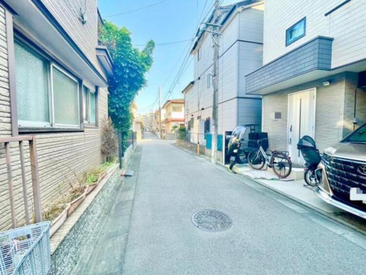 外観 前面道路は車通りの少ない道です。小さなお子様も安心してお過ごしいただけます。
