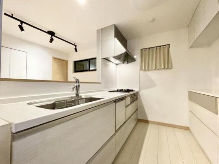 キッチン キッチンは毎日使う場所だから、忙しいときでも使いやすく、いつもキレイに保ちたい。等身大のわが家らしい、ぴったりのキッチン。（こちらの写真は一部家具消しの加工を行っております）