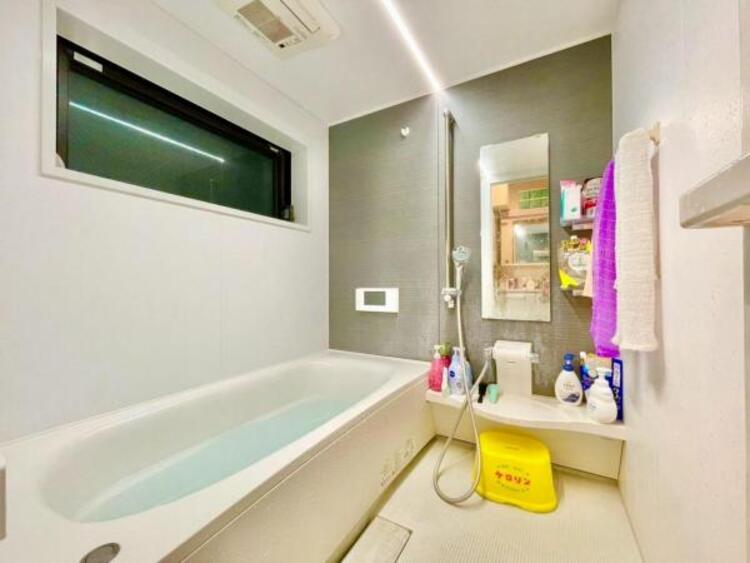 風呂 一日の疲れを癒し、快適に過ごして頂くためにゆったりサイズのバスタブを用意しました。浴室乾燥機付きで雨の日の洗濯も可能です。