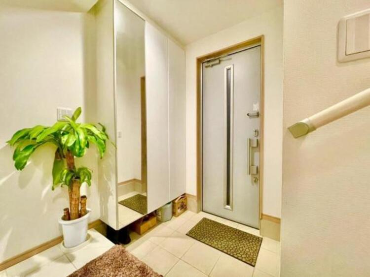 その他 玄関を開け、シックで落ち着きのある廊下を通り抜け、ご家族の待つ空間へ。一日あったいろんなことを胸に帰る我が家。「ただいま」と「おかえり」が交わされる幸せな空間が待っています。