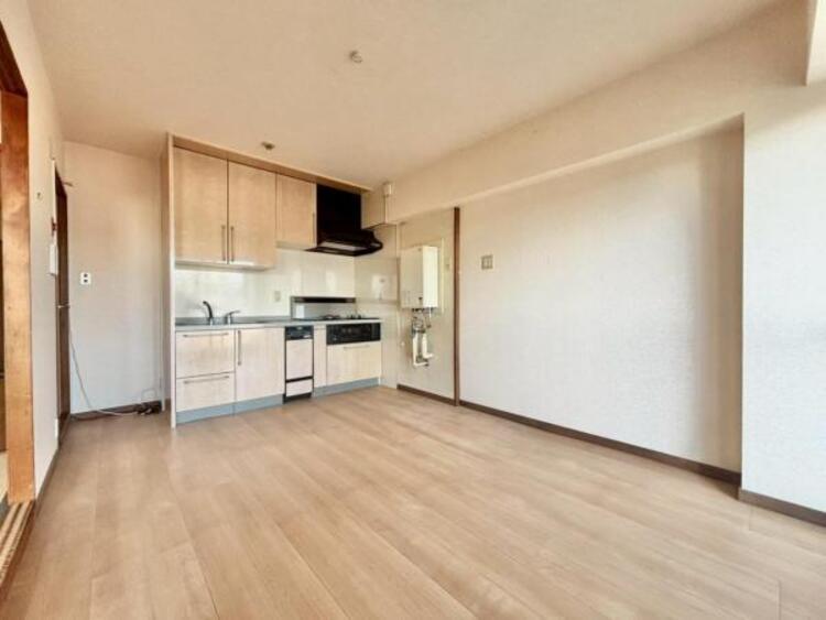 居間 家族が集まるリビングは明るさが取れる設計に。続き間の洋室はお子様を遊ばせるスペースとしても重宝します。ライフスタイルの変化にも対応しやすい間取り設計にしました