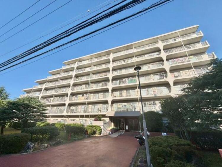 外観 凛とした表情を見せる外観は時の移り変わりの中で様々な表情を見せてくれます。素材の持つ独特な存在感により「永く住み続ける住まい」にふさわしい住宅が完成しました。