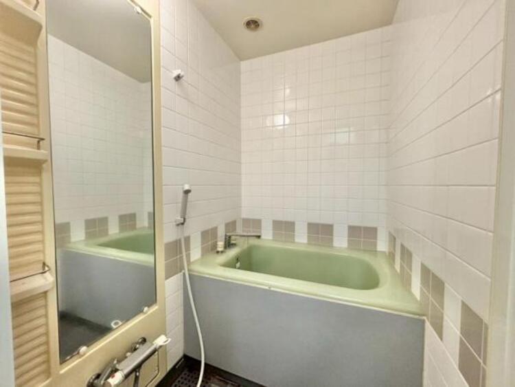 風呂 清潔感と和らぎあるカラーで統一し、ゆったりお使い頂ける柔らかな曲線で構成された、半身浴も楽しめるバスタブが心地よさをもたらします。