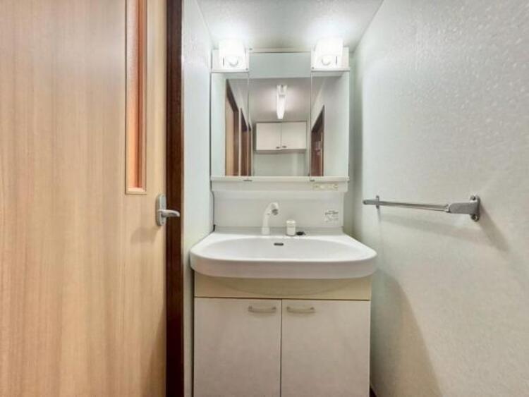 洗面 一日の始まりと終わりを心地よく演出してくれるパウダールーム。ホワイトで統一されたワイドな洗面台は収納力もあり、いつでもすっきりとした洗面室に。