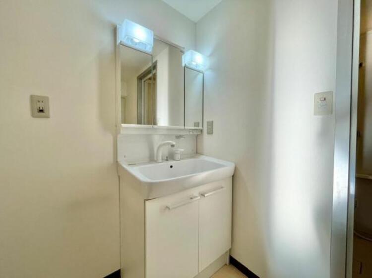 洗面 三面鏡の裏は機能的な収納を配置。コンセントも付いているため電動シェーバーや電動歯ブラシも収納できます。