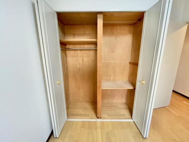 収納 クローゼットには棚やハンガーパイプが備えられているので、大切なお洋服にしわを付けずにそのまましまうことが出来ます。